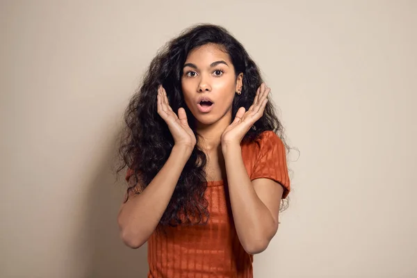 Mooie Vrouw Met Geschokt Gezicht — Stockfoto