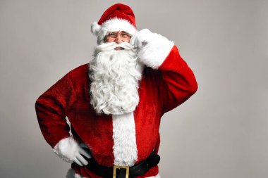 Kafkas Noel Baba 'nın gri arka plandaki portresi  