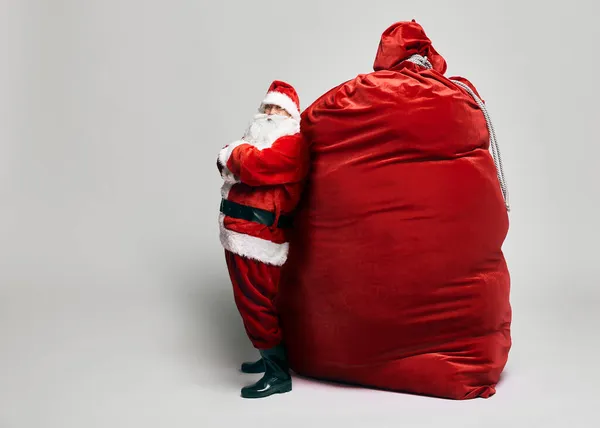 Papai Noel Caucasiano Com Enorme Saco Presentes Natal — Fotografia de Stock