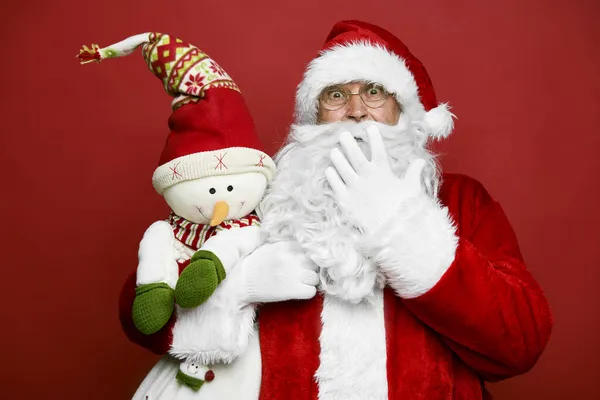 有趣的高加索圣诞老人和可爱的雪人 — 图库照片