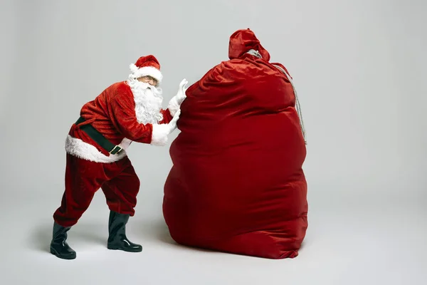 Papai Noel Caucasiano Com Enorme Saco Presentes Natal — Fotografia de Stock