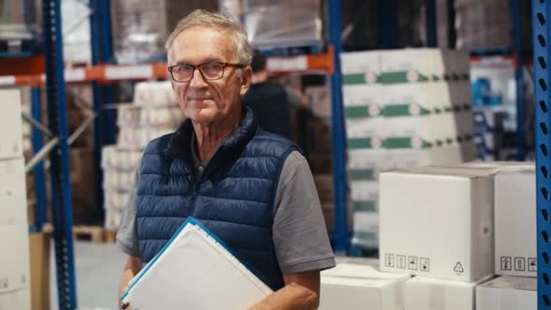 Portrait Homme Mûr Caucasien Entrepôt Tourné Avec Caméra Hélium Rouge — Video