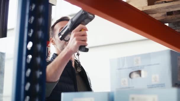 Homme Caucasien Adulte Travaillant Dans Entrepôt Tourné Avec Caméra Hélium — Video