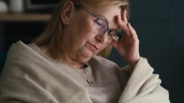 Son sınıf öğrencisinin baş ağrısı çekerken ve masaj yaparken yakın çekim. 8K 'da kırmızı helyum kamerayla çekildi.  