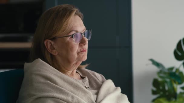 Κοντινό Πλάνο Της Προνοητικής Καυκάσιας Ηλικιωμένης Γυναίκας Που Κάθεται Στην — Αρχείο Βίντεο