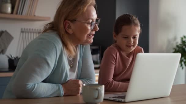 白种人的祖母和孙女在厨房里通过笔记本电脑进行视频通话 用8K的红色氦相机拍摄 — 图库视频影像