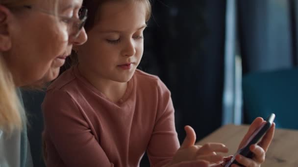 Boční Pohled Bělošskou Babičku Jak Učí Vnučku Používat Mobilní Telefon — Stock video