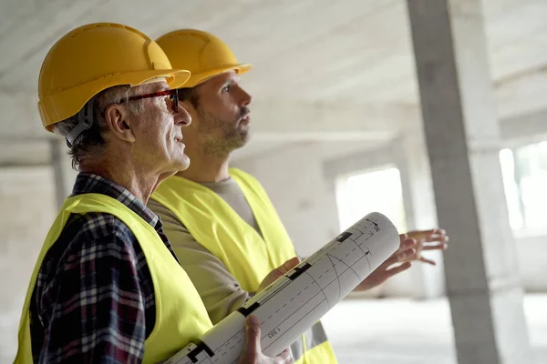 Close Side View Two Caucasian Engineers Discussing Construction Site — Stock Photo, Image