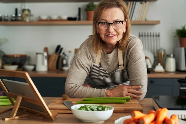 Portrait Caucasian Senior Woman Leaning Kitchen Island — Stock Photo, Image