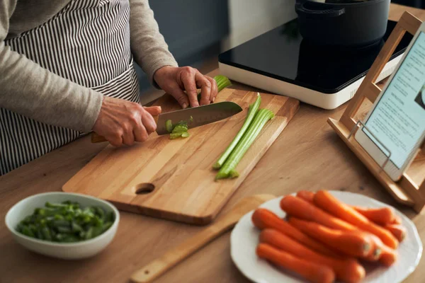 Mujer Mayor Caucásica Irreconocible Pelando Una Zanahoria Mientras Cocina Cocina —  Fotos de Stock