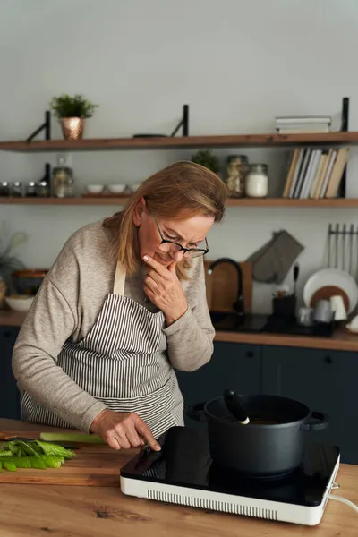 白种人老年妇女对电子烤箱的使用有问题 — 图库照片
