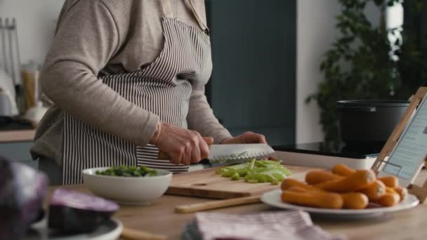 Mujer Mayor Caucásica Irreconocible Pelando Una Zanahoria Mientras Cocina Cocina — Vídeo de stock