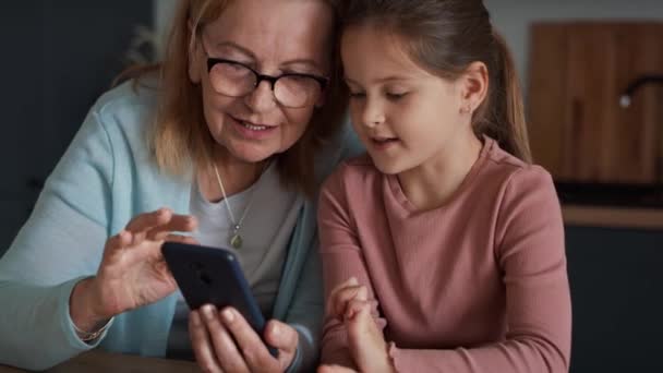Vorderansicht Der Kaukasischen Großmutter Und Enkelin Die Ihr Handy Der — Stockvideo