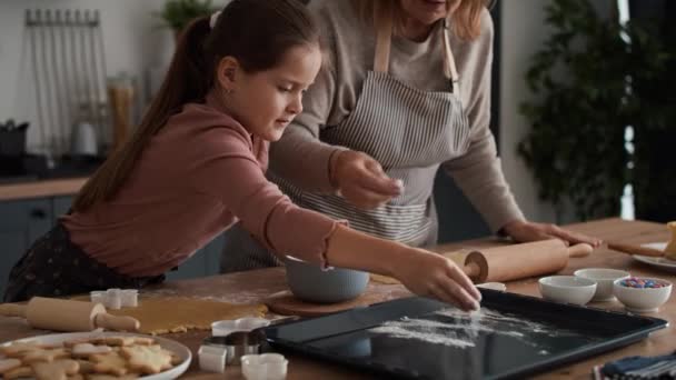 Chica Caucásica Preparando Galletas Caseras Con Abuela Fotografía Con Cámara — Vídeo de stock