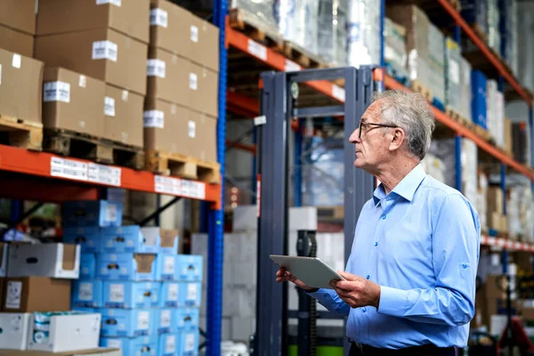 Líder Caucásico Edad Madura Revisando Vajilla Rack — Foto de Stock