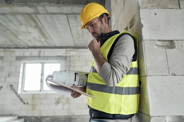 Ingénieur Caucasien Marche Sur Site Construction Les Plans Navigation — Photo