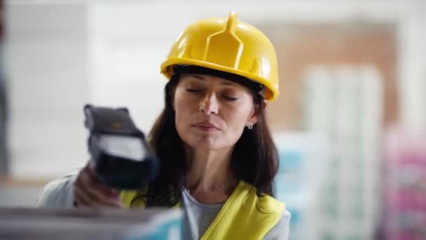 Femme Caucasienne Adulte Travaillant Dans Entrepôt Tourné Avec Caméra Hélium — Video