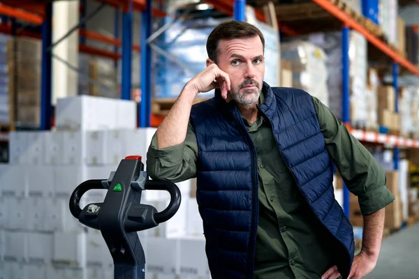 Retrato Del Hombre Caucásico Apoyado Carretilla Elevadora — Foto de Stock