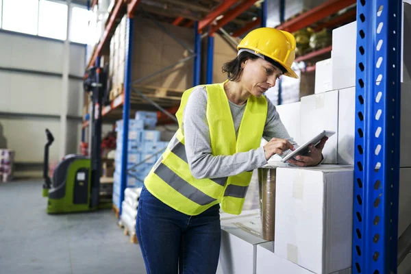 Caucásico Almacén Mujer Trabajador Trabajando Usando Digital Tablet — Foto de Stock