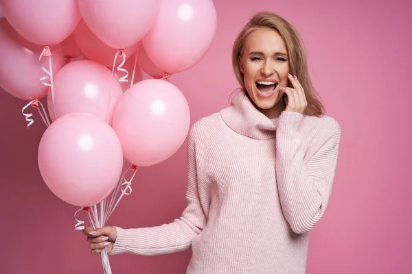 Mujer Feliz Sosteniendo Globos Rosados — Foto de Stock