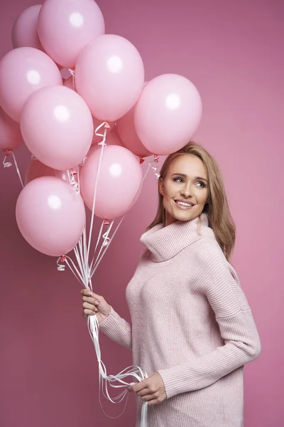 漂亮的女人 带着粉色气球 — 图库照片