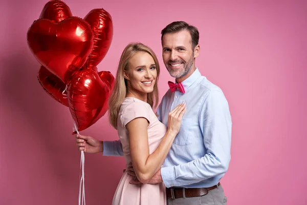 Loving Couple Standing Balloons — Stock fotografie