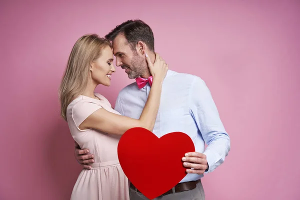 Studio Shot Caucasian Couple Pink Background Bonding Holding Big Red — Stockfoto