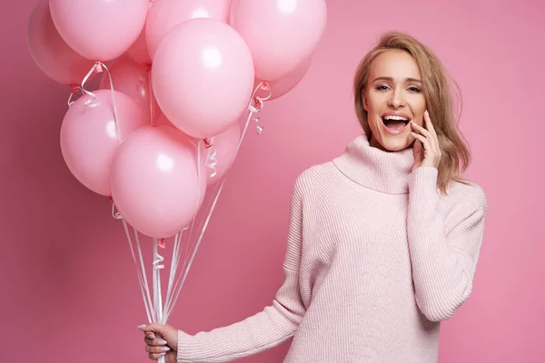 Cheerful Caucasian Woman Holding Bunch Pink Balloons — Stock fotografie