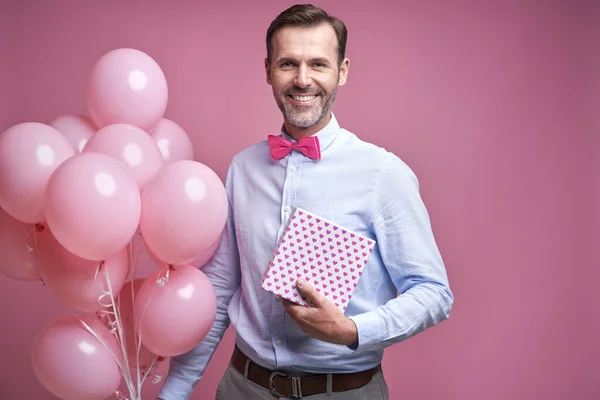 Caucasian Man His Forties Holding Bunch Pink Balloons Gift Box — Stock Photo, Image