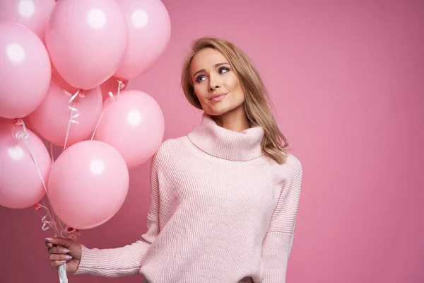 Cheerful Caucasian Woman Looking Bunch Pink Balloons — Stok fotoğraf