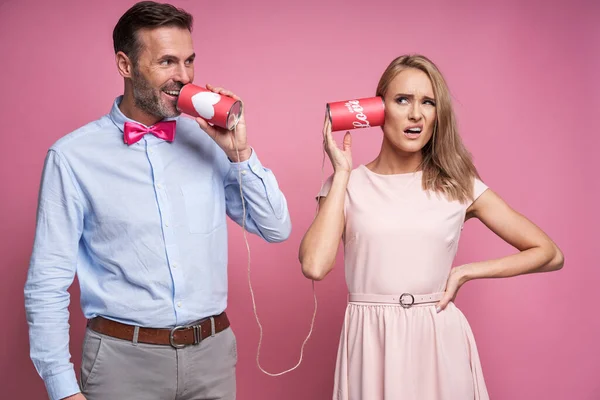 Pareja Caucásica Fingiendo Una Llamada Telefónica Través Latas — Foto de Stock