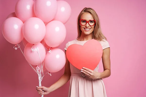 Caucasian Woman Holding Balloons Red Heart — Stockfoto
