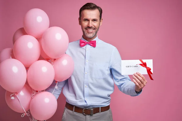 Caucasian Mature Man Holding Pink Balloons Gift Card — Stock Photo, Image