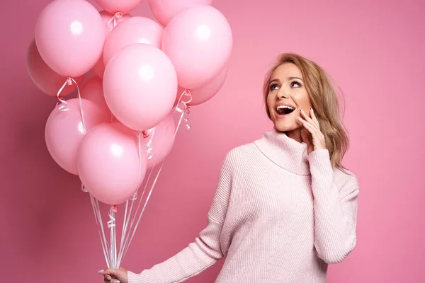 快乐的高加索女人拿着一束粉红色的气球 — 图库照片
