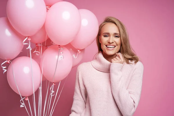 Attractive Cheerful Caucasian Woman Holding Bunch Pink Balloons — Fotografia de Stock