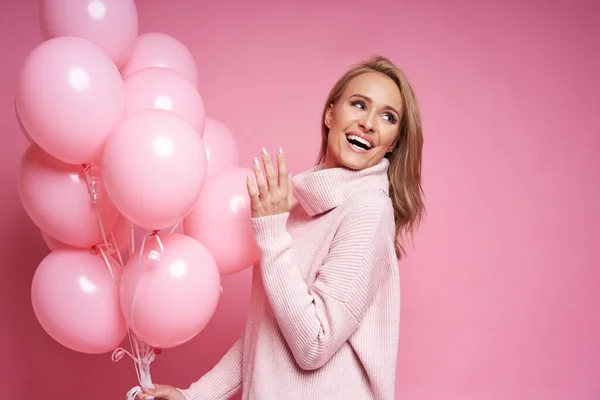 Cheerful Caucasian Woman Holding Huge Bunch Pink Balloons Looking Away — Stock fotografie