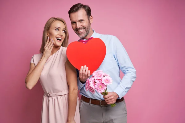 Caucasian Ethnicity Couple Pink Background Holding Flowers Wooden Heart — Foto de Stock