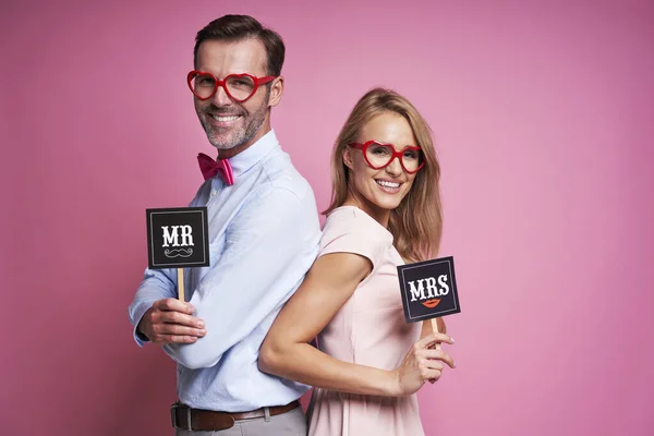 Caucasian Couple Valentine Day Posing Pink Background Photo Booth Accessories — ストック写真