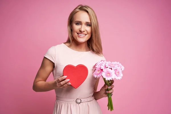 Caucasian Ethnicity Woman Pink Background Holding Flowers Wooden Heart —  Fotos de Stock