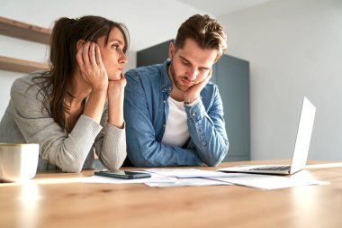 Yeni ev yüzünden finansal sorunları olan zavallı beyaz bir çift.