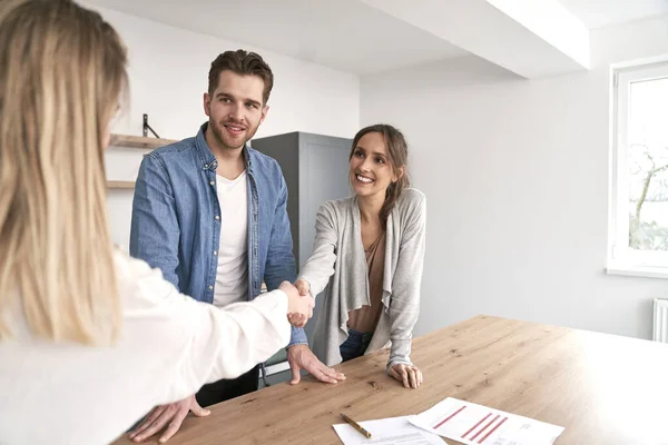 Handshake Real Estate Agent Young Caucasian Couple — Zdjęcie stockowe