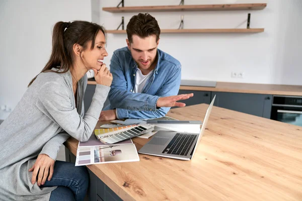 Caucasian Couple Choosing Colors New House — Stock Fotó