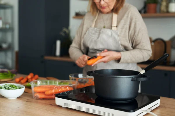 Close Caucasian Senior Woman Preparing Meal Kitchen Island — Stockfoto