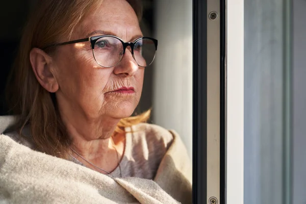 Donna Anziana Caucasica Con Depressione Guardando Gettare Finestra — Foto Stock