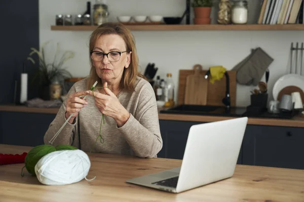 Senior Caucasian Woman Home Learning How Knit Video Tutorial — Stock fotografie