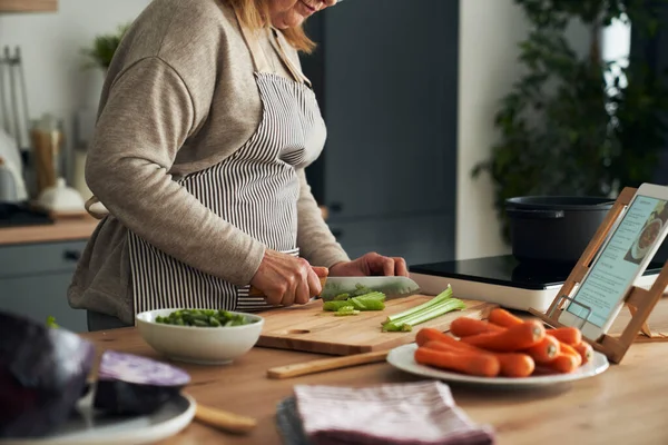 Mulher Idosa Caucasiana Irreconhecível Cortando Legumes Enquanto Cozinha Cozinha — Fotografia de Stock