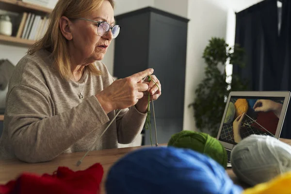 Senior Caucasian Woman Home Learning How Knit Video Tutorial — Fotografia de Stock