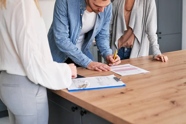 Young Caucasian Couple Signing House Buying Agreement — Stock Photo, Image