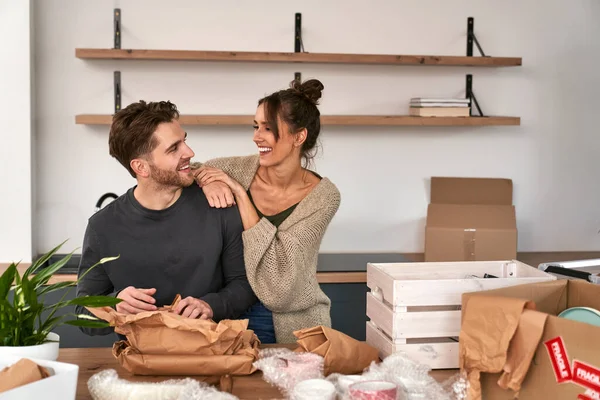 Caucasian Couple Having Fun While Unpacking Stuff Kitchen — ストック写真