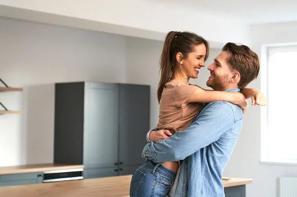 Molto Eccitato Coppia Caucasica Abbracciando Nel Loro Nuovo Appartamento — Foto Stock